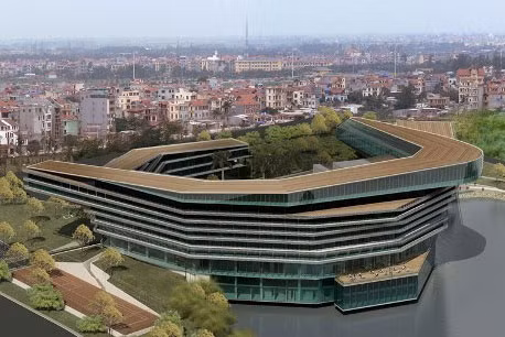 J.W Marriott Hotel là một công trình kiến trúc độc đáo vào bậc nhất Việt Nam, lấy cảm hứng từ hình ảnh của "con rồng huyền thoại". Khách sạn kết cấu theo kiểu đường cong xoắn ốc, 9 tầng, có 450 phòng, hướng về phía mặt hồ nước. Marriott nằm trong khuôn viên Trung tâm Hội nghị Quốc gia.