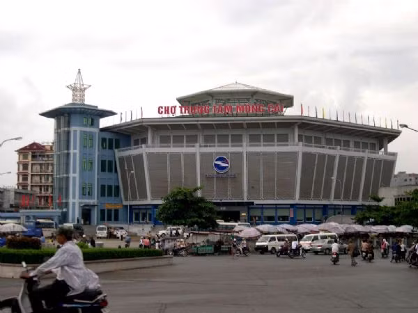 Chợ Móng Cái nằm ở trung tâm huyện Móng Cái, Quảng Ninh được coi như là bản sao của chợ Đồng Xuân (Hà Nội). Nơi đây chủ yếu bán buôn các mặt hàng quần áo may sẵn, còn lại là đồ kim khí, máy móc thiết bị, đồ gia dụng...