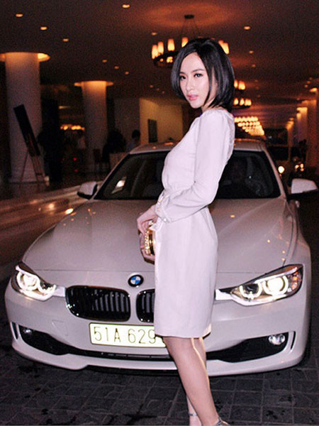 Sau scandal mượn nhà, mượn xe, Angela Phương Trinh chính thức sắm cho mình một chiếc xe hơi hạng sang mang nhãn hiệu BMW 320i đời 2013 có giá sau thuế lên tới gần 2 tỷ đồng.