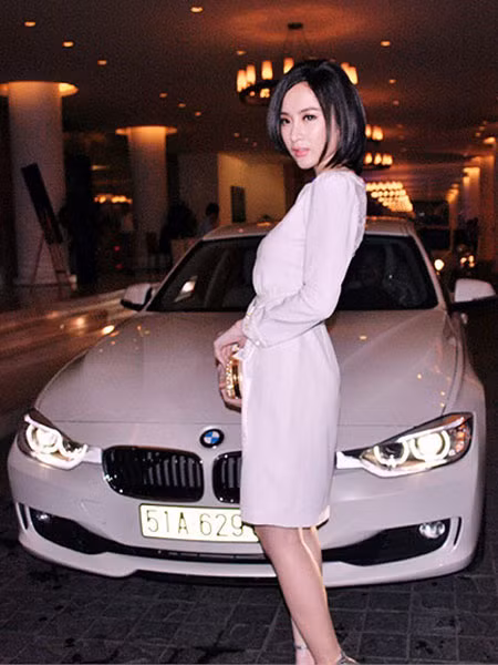 Sau scandal mượn nhà, mượn xe, Angela Phương Trinh chính thức sắm cho mình một chiếc xe hơi hạng sang mang nhãn hiệu BMW 320i đời 2013 có giá sau thuế lên tới gần 2 tỷ đồng.