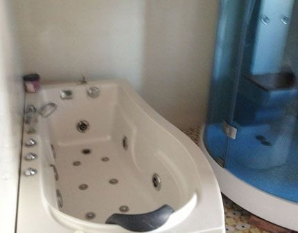 Bể tắm kiểu Ý trong nhà trùm Tàng.