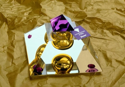 Những chai nước hoa đắt đỏ có hình dáng đặc biệt như thế này có thể tôn lên sự sang trọng của một chiếc ô tô nếu có sự hiện diện của nó trong đó.