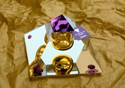 Những chai nước hoa đắt đỏ có hình dáng đặc biệt như thế này có thể tôn lên sự sang trọng của một chiếc ô tô nếu có sự hiện diện của nó trong đó.