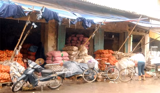 Chợ Thổ Tang còn được biết đến như là "trung tâm phân phối nông sản Tàu" với phần lớn nông sản nhập khẩu từ Trung Quốc. Từ đây, các loại nông sản nhập từ Trung Quốc sẽ được chuyển đi khắp các tỉnh miền núi Hà Giang, Tuyên Quang, Yên Bái, Lai Châu... và các chợ lớn nhỏ trong vùng.
