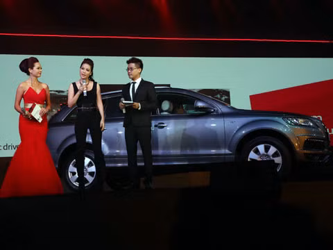 Xe có chiều dài 5.088 mm, rộng 1.999 mm và cao 1.738 mm. Nội thất xe rộng rãi và sang trọng với các tiện nghi như hệ thống điều hòa 4 vùng độc lập cho cả hàng ghế trước và hàng ghế sa, hệ thống giải trí MMI với màn hình 6,5 inch tại trung tâm của bảng táp-lô, đầu đọc đĩa CD/MP3 có khả năng kết nối Bluetooth, iPod cùng với hệ thống âm thanh 8 loa Bose.