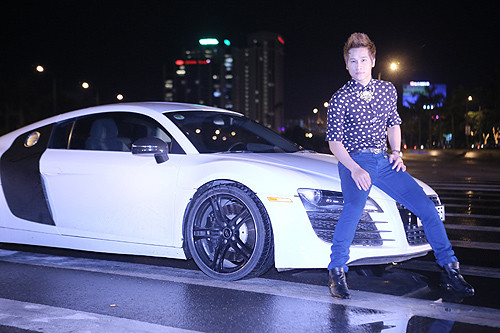 Nam ca sĩ Chu Bin cũng khiến không ít người choáng váng khi chịu chơi bỏ ra số tiền 2,5 tỷ đồng để "rước" chiếc Audi R8 về, phục vụ cho những cảnh quay của một MV mới.