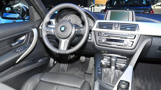 BMW 320i sẽ được bán ra với giá cơ bản từ 33.445 USD, đã bao gồm các khoản phí. Mức giá này thấp hơn 4.300 USD so với 328i. Phiên bản 320i xDrive có giá từ 35.445 đô la.