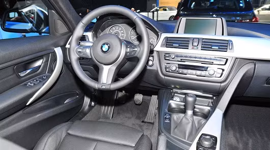 BMW 320i sẽ được bán ra với giá cơ bản từ 33.445 USD, đã bao gồm các khoản phí. Mức giá này thấp hơn 4.300 USD so với 328i. Phiên bản 320i xDrive có giá từ 35.445 đô la.