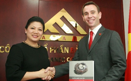 Bà Đỗ Thị Kim Liên chuyển giao công tác điều hành cho tân Tổng giám đốc Jonathan Delaland hồi tháng 3/2013.