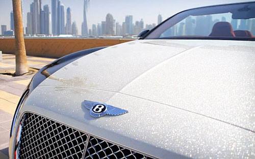 Nó được phủ 32 lớp sơn với 101 carat kim cương qua bàn tay tài hoa của nhãn hàng trứ danh đến từ Thụy Sỹ Luxury Refinish. Tổng giá trị của công đoạn này tiêu tốn hết 212 nghìn euro. Xe được mang ra bán với giá khoảng 425 nghìn euro.