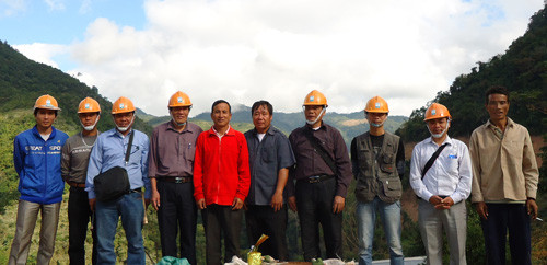 Cán bộ lỹ thuật của Công ty CP Khoáng sản và Công nghiệp Chiến Công trên khai trưởng huyện NoongHet, tỉnh Xiêng Khoảng (Lào) ngày 28/12/2012.