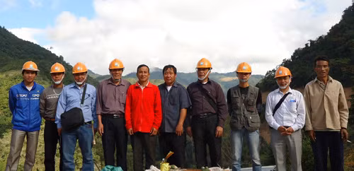 Cán bộ lỹ thuật của Công ty CP Khoáng sản và Công nghiệp Chiến Công trên khai trưởng huyện NoongHet, tỉnh Xiêng Khoảng (Lào) ngày 28/12/2012.