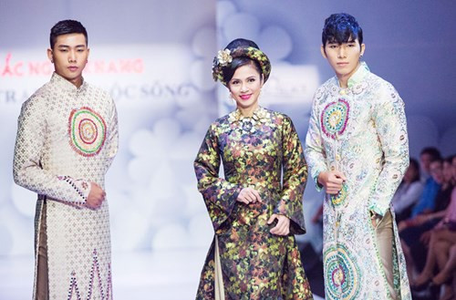 Lấy cảm hứng từ mùa xuân, NTK Nhật Dũng đã sử dụng chất liệu gấm, tafta với màu nhũ kim tuyến làm nên những bộ áo dài đẹp mắt và tinh tế, mang màu sắc hoài cổ.