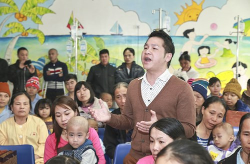 Đặc biệt, nam ca sĩ còn mang tới món quà tinh thần đó là tiếng hát của chính mình với những ca khúc: “Cả nhà thương nhau,” “Một đời người một rừng cây,” “Nơi đảo xa”.