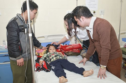 Không chỉ tặng quà, Trọng Tấn còn dành nhiều thời gian chia sẻ, động viên tinh thần của các em và gia đình.