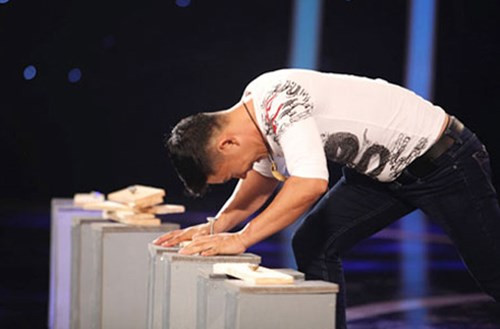  Đây là màn đóng đinh bằng đầu của Bảo Cường. Với những màn biểu diễn độc này, Bảo Cường đã nhận vé vào chung kết. 