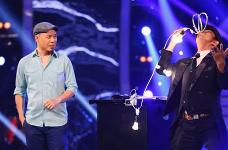  Không chỉ tiếp xúc với dòng điện qua tay và các bộ phận bên ngoài, trong vòng bán kết, "người điện" Hồng Nhựt đã cho dòng điện chạy thẳng vào não và tim. 