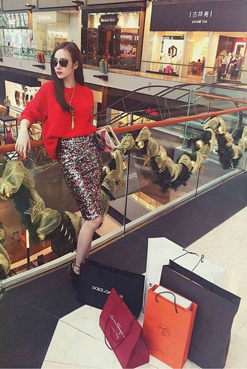  Bên cạnh đó, Angela Phương Trinh cũng thừa nhận, bạn trai còn tặng cho cô đồng hồ, điện thoại, túi xách hàng hiệu. 