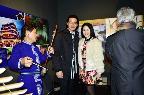  Quách Ngọc Ngoan chụp ảnh cùng Ngọc Thanh Tâm. 