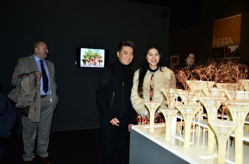  Để tham gia sự kiện này, đoàn phim "Hiệp sĩ mù" do nhà sản xuất Đàm Vĩnh Hưng đại diện cùng hai diễn viên Quách Ngọc Ngoan, Ngọc Thanh Tâm đã kịp tới Italy trước giờ khai mạc "Tuần lễ Văn hóa Việt Nam" trước 30 phút. 