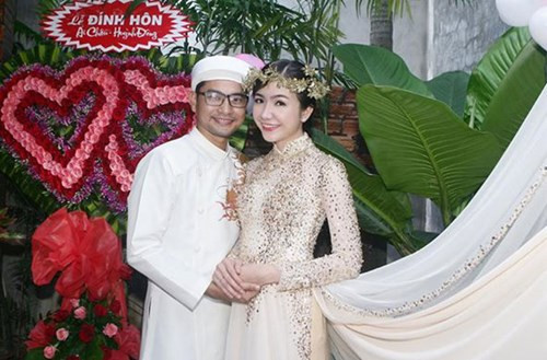  Mới đây, ngày 12/11, nam diễn viên “Thiên mệnh anh hùng” và Á hậu Phụ nữ VN 2005 đã bí mật tổ chức lễ đính hôn tại Long An, quê của cô dâu. Tin vui của cặp diễn viên Huỳnh Đông và Ái Châu được nhiều fan chúc phúc. 