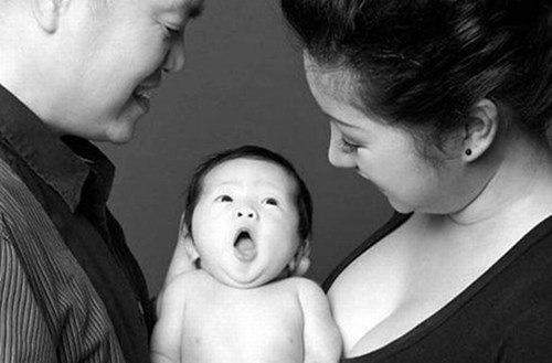  Tháng 5/2011, Thúy Nga sinh con gái đầu lòng Nguyệt Cát. Cặp đôi vẫn hạnh phúc khi chụp ảnh cùng con gái.