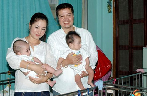  Thời điểm Thúy Nga mang bầu cô vẫn chia sẻ rất hạnh phúc cùng chồng. Đây là hình ảnh Thúy Nga và chồng đi từ thiện sau đám cưới. 