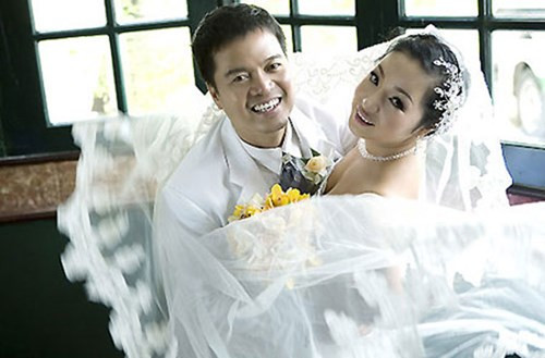  Mới đây, danh hài Thúy Nga bất ngờ công bố sự thật gây sốc về người đàn ông cô từng làm đám cưới. Theo đó, không chỉ tố ông Nguyễn Văn Nam là người lừa đảo, ôm 350.000 USD của cô bỏ trốn, nữ danh hài còn chia sẻ, giữa hai người không phải là vợ chồng hợp pháp. 