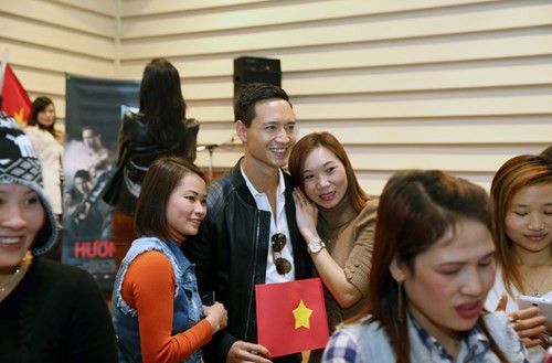 Diễn viên Kim Lý chụp ảnh cùng người hâm mộ.