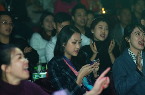 Trong khi nam ca sĩ biểu diễn trên sân khấu, Yến Phương âm thầm cổ vũ chồng dưới hàng ghế khán giả.