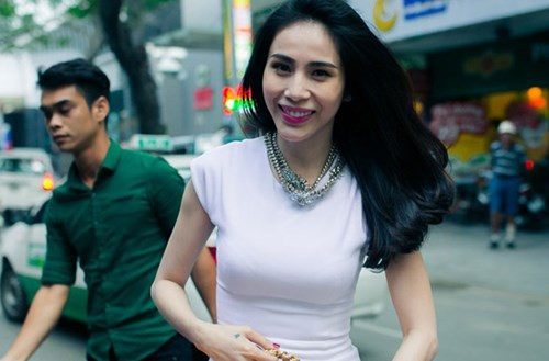 Ngày 30/12, trước khi tổ chức đám cưới tại quê ông xã Công Vinh, Quỳnh Lưu, Nghệ An, ca sĩ Thủy Tiên vẫn tranh thủ tham dự chung kết Fashionista Vietnam 2014.