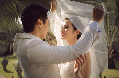 Trong ngày vui trọng đại này, cô dâu sẽ diện 4 bộ váy cưới do chính người bạn thân - NTK Chung Thanh Phong tự cắt và thêu tay.