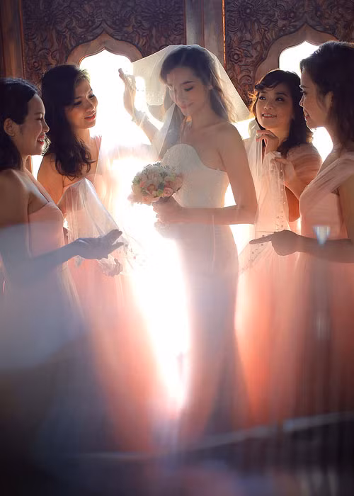 Theo tiết lộ của Chung Thanh Phong, bộ đầm cưới chính được thiết kế dáng phồng xòe theo phong cách hoàng gia. Hai bộ áo cưới phom dáng đuôi cá làm tôn lên vóc dáng chuẩn của Trúc Diễm.