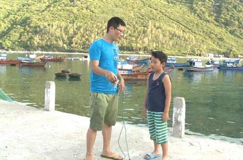 Khi thuyền cập bờ, các ông bố đều chia sẻ đây là chuyến đi tuyệt vời. Riêng Hoàng Bách, nam ca sĩ đùa sẽ kiện chương trình vì tham gia trải nghiệm này mà chiếc quần của anh bị rách.