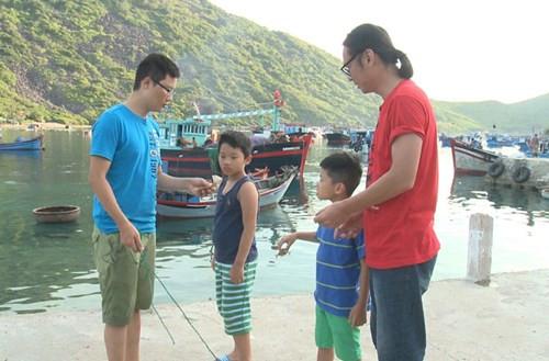 Các ông bố được chủ thuyền trả tiền công sau một đêm lao động vất vả. Trần Lực nhận được số tiền thấp nhất vì lao động ít nhất. Hoàng Bách còn kịp chuẩn bị quà cho con là một chú cá có hình dáng lạ mắt.