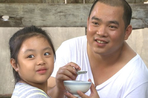 Minh Khang sau một đêm bão táp ra đón ba ông bố còn lại với tâm trạng ghen tỵ. Nồi cháo nóng hổi cũng đã được Minh Khang chuẩn bị sẵn sàng cho bữa sáng.