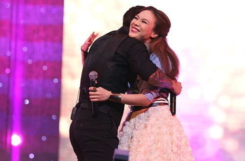 Bên cạnh đó, Tuấn Hưng còn công khai nói lời yêu nữ ca sĩ trước hàng trăm khán giả thủ đô trong đêm nhạc ''Vào hạ in concert'', diễn ra vào tháng 6/2013.