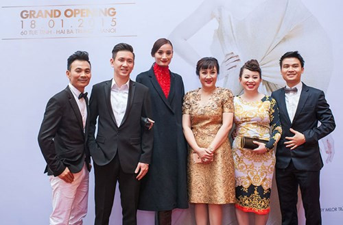 Đây là lần đầu tiên vợ chồng Lê Thúy – Khải An xuất hiện trước công chúng sau tiệc cưới lãng mạn tại TP HCM.