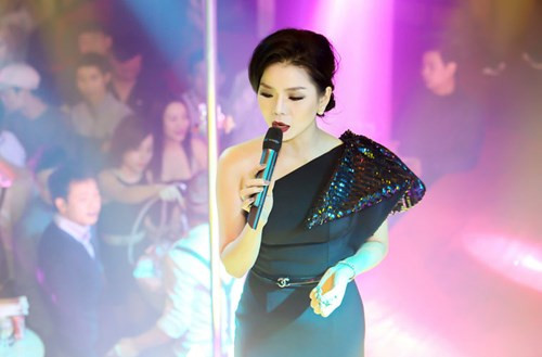 Chiếc mic của cô thi thoảng bị tắt tiếng khiến nữ ca sĩ phải dừng lại để yêu cầu chỉnh âm thanh.