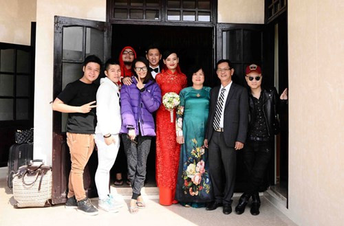 Cặp đôi cũng tranh thủ ghi lại khoảnh khắc hạnh phúc bên gia đình và bạn bè.