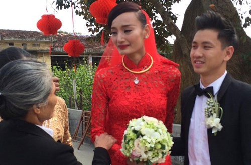 Mẹ nữ người mẫu và người thân họ hàng tranh thủ dặn dò, chúc mừng hạnh phúc cho Lê Thúy - Khải An.