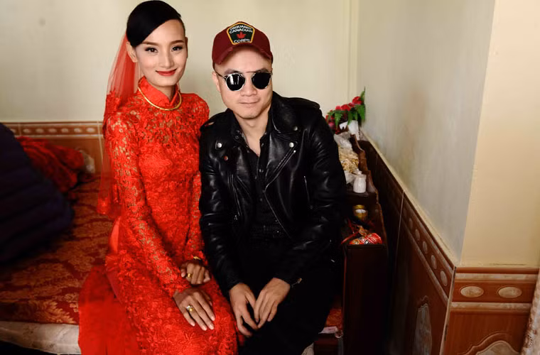 Trong đám cưới Lê Thúy, NTK Đỗ Mạnh Cường đã nhiệt tình về tận Quảng Bình để chúc phúc cho trò cưng. Chính anh cũng là người thiết kế riêng trang phục cưới cho Lê Thúy.