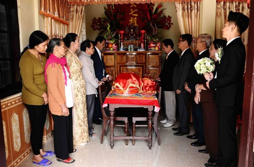 Họ nhà trai làm lễ xin dâu.