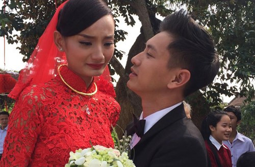 Sau đám cưới diễn ra chiều 31/12, sáng nay (1/1/2015), Lê Thúy đã lên xe hoa cùng chú rể Khải An.