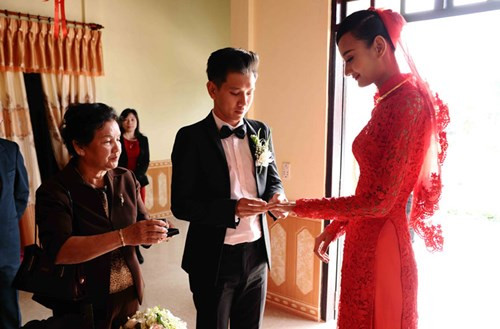 Khải An đeo nhẫn cưới cho cô dâu trước sự chứng kiến của hai bên gia đình và bạn bè.