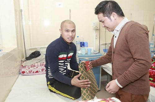 Vợ chồng Trọng Tấn - Thanh Hoa đến tận giường tặng quà cho các bệnh nhân.