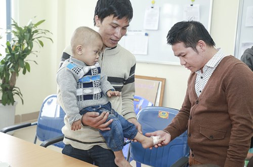 Nam ca sĩ "Tiếng đàn bầu" ân cần hỏi thăm sức khỏe của một em nhỏ.