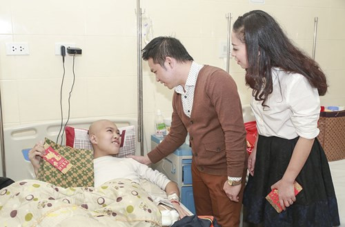 Hành động ý nghĩa của Trọng Tấn và vợ đã tiếp thêm sức mạnh cho các bệnh nhân tiếp tục chống chọi với căn bệnh hiểm nghèo.