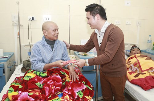 Không chỉ các em nhỏ nhận được sự quan tâm của Trọng Tấn, các bệnh nhân lớn tuổi cũng được vợ chồng nam ca sĩ tặng quà và hỏi thăm sức khỏe.
