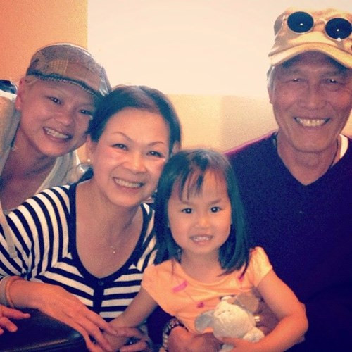  Vợ chồng Khánh Ly chụp ảnh cùng con gái và cháu. 